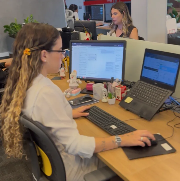 Profissional analisando caso jurídico